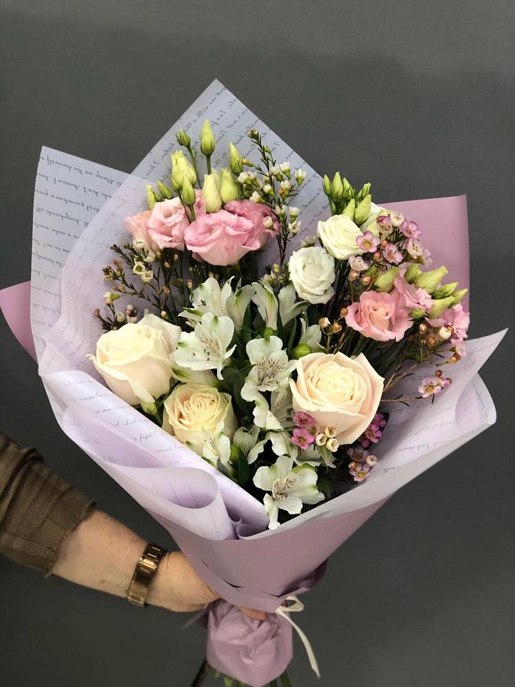 Букет цветов из: Альстромерии, Розы и Лизиантусы в Рыбаки