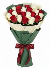 Букет Микс из красных и белых роз в Рыбаки