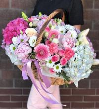Композиция солнечный день в Рыбаки Цветочная композиция из Розы, Хризантемы, Пионы и Лизиантусы в корзине в Рыбаки