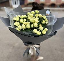 Букет Белые кустовые розы Солинеро в Рыбаки