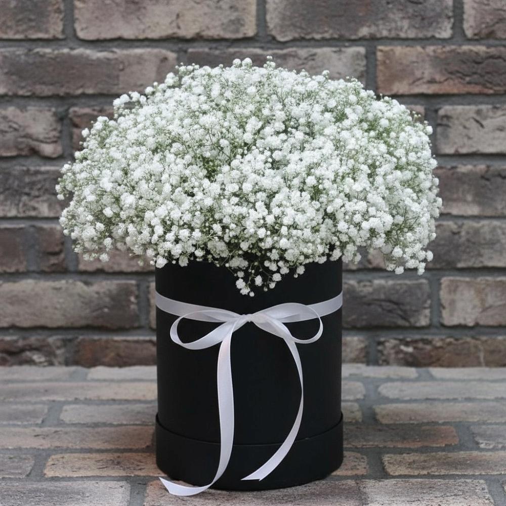 Цветочная композиция из Гипсофила в шляпной коробке в Рыбаки