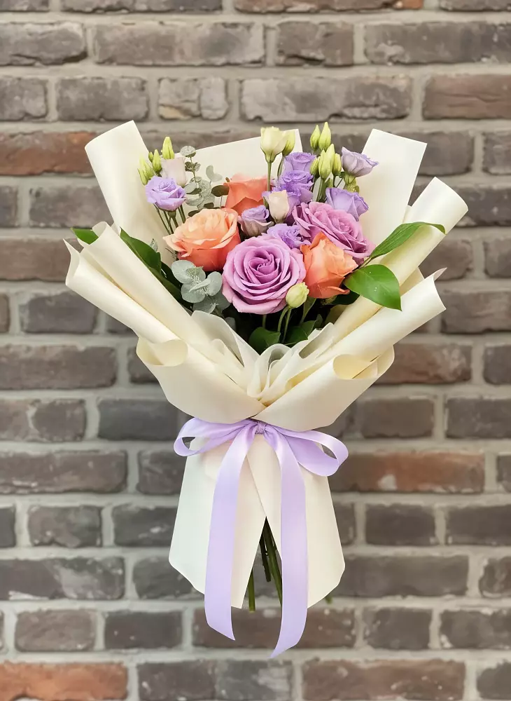 Букет цветов из: Лизиантусы и Розы в Рыбаки