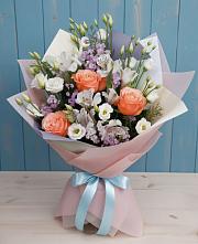 Букет цветов из:  Лизиантусы, Розы, Альстромерии и Гипсофила в Рыбаки