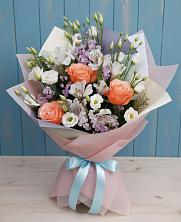 Букет цветов из:  Лизиантусы, Розы, Альстромерии и Гипсофила в Рыбаки