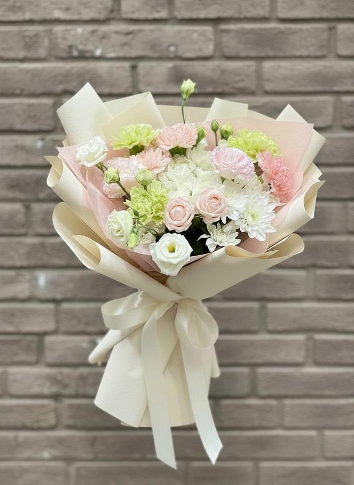 Букет цветов из: Гвоздики, Розы, Лизиантусы и Хризантемы в Рыбаки