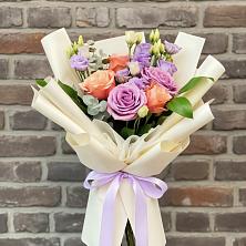 Букет цветов из:  Лизиантусы и Розы в Рыбаки