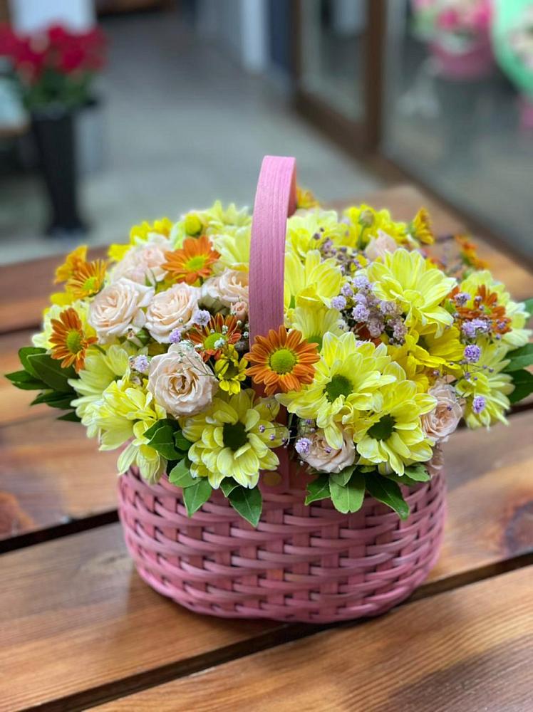 Цветочная композиция из Хризантемы и Розы в корзине в Рыбаки