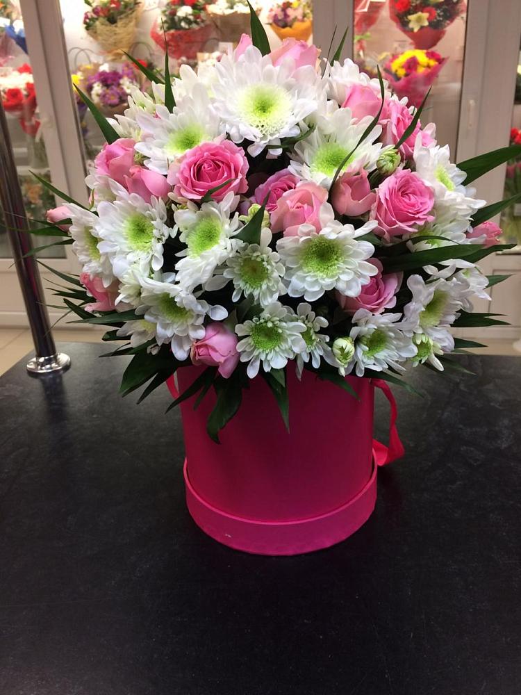 Цветочная композиция из Розы и Хризантемы в шляпной коробке в Рыбаки