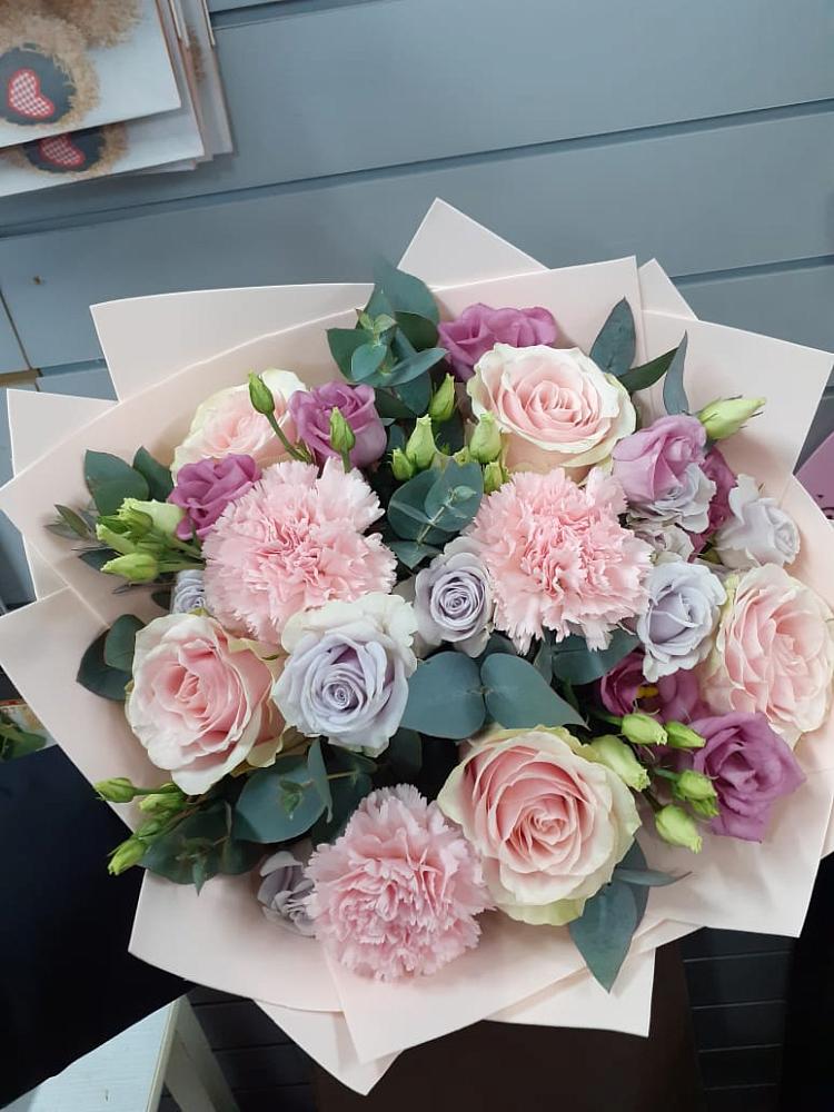 Букет цветов из: Розы, Гвоздики и Лизиантусы в Рыбаки