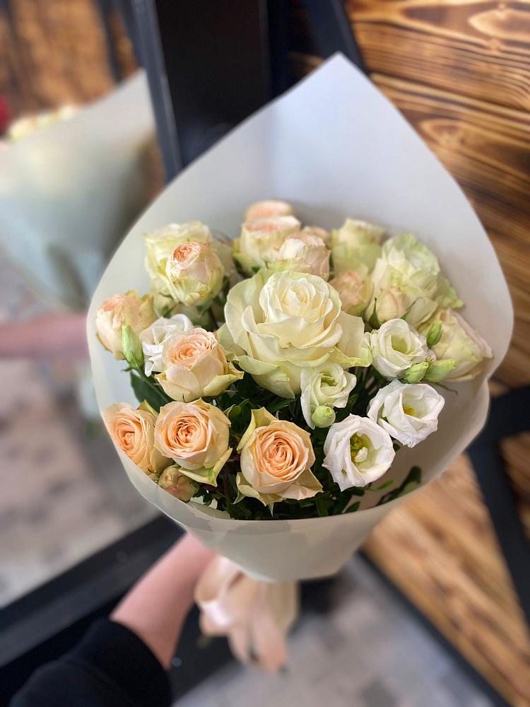 Букет цветов из: Розы и Лизиантусы в Рыбаки